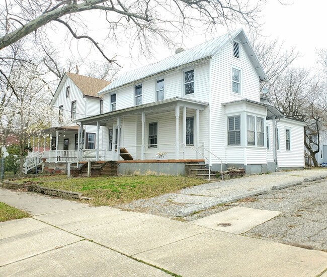 property at 407 S 8th St