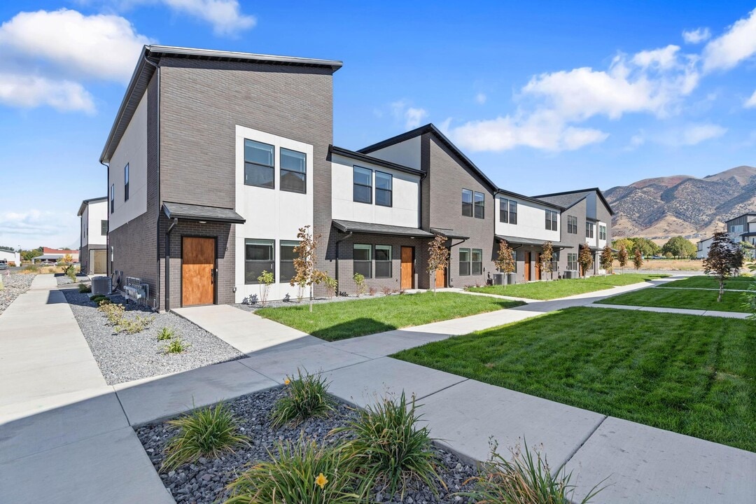35 N Gateway Dr in Providence, UT - Building Photo