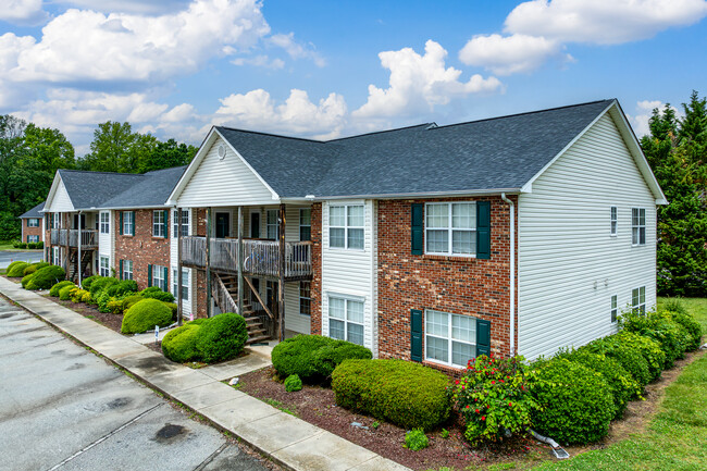 Savannah Park Condominiums in Thomasville, NC - Foto de edificio - Building Photo