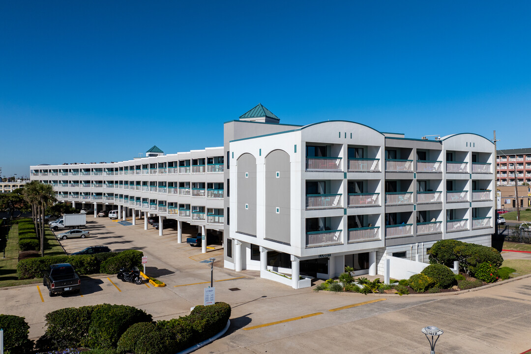 Casda del Mar in Galveston, TX - Building Photo