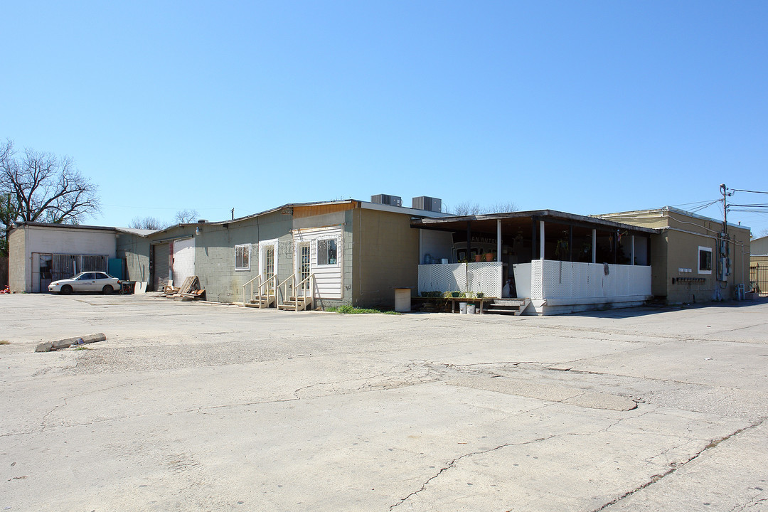 2600 S Flores St in San Antonio, TX - Building Photo