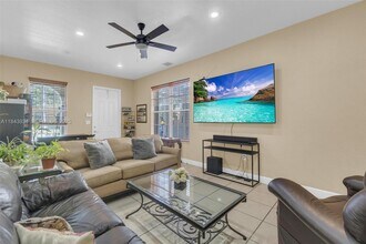 8612 Buckskin Manor in Cooper City, FL - Foto de edificio - Building Photo