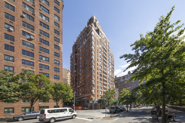 5 Riverside Dr in New York, NY - Building Photo - Building Photo