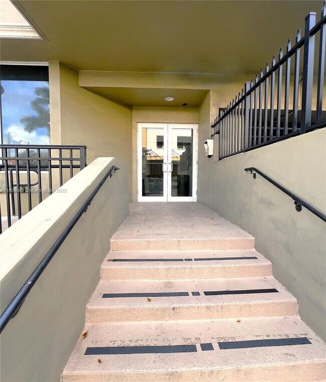 120 SW 37th Ave in Miami, FL - Foto de edificio - Building Photo