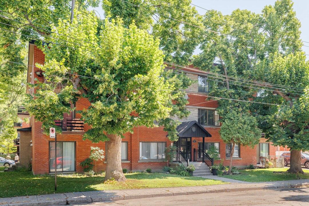 11835 Du Général-Giraud Rue in Montréal, QC - Building Photo