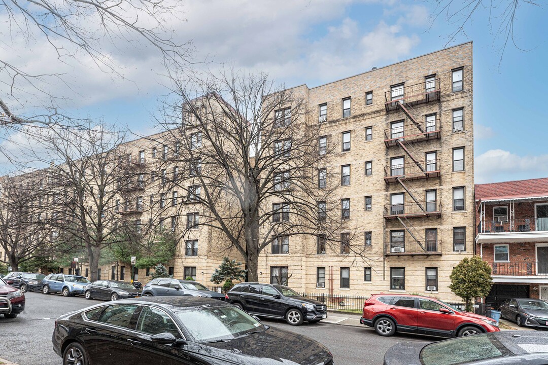 Talbot Apartments in Kew Gardens, NY - Foto de edificio