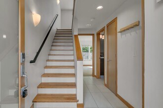 215 24th Ave E in Seattle, WA - Building Photo - Building Photo