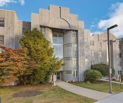 5205 Le Parc Dr in Wilmington, DE - Building Photo