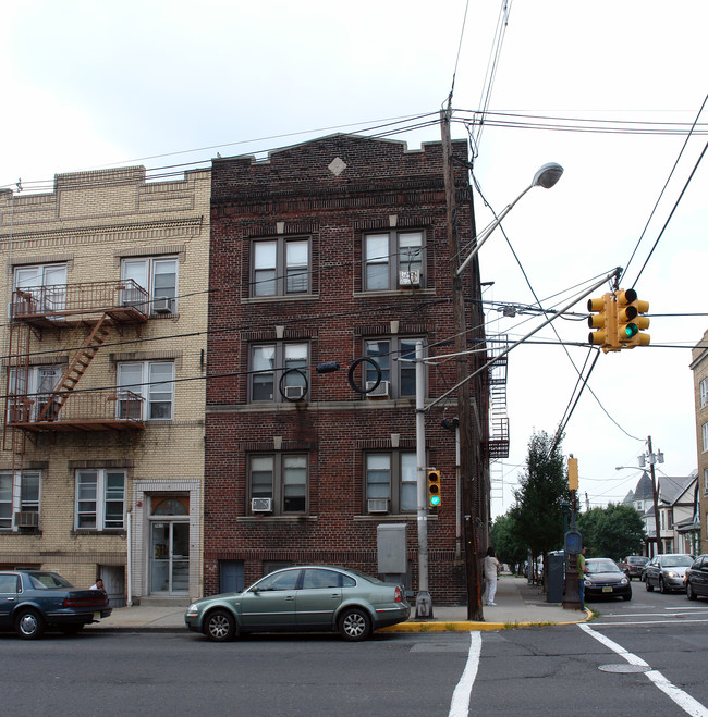 101 75th St in North Bergen, NJ - Foto de edificio - Building Photo