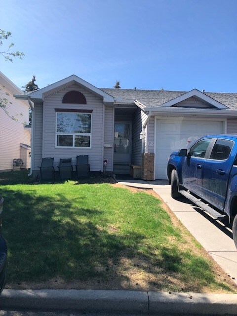 68 Catalina Cir NE in Calgary, AB - Building Photo