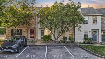 3175 Kirklevington Dr in Lexington, KY - Building Photo