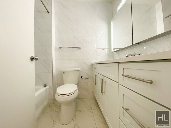 W 87th St in New York, NY - Building Photo - Building Photo