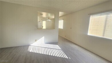 5181 W Pioneer Ave, Unit 203 in Las Vegas, NV - Foto de edificio - Building Photo