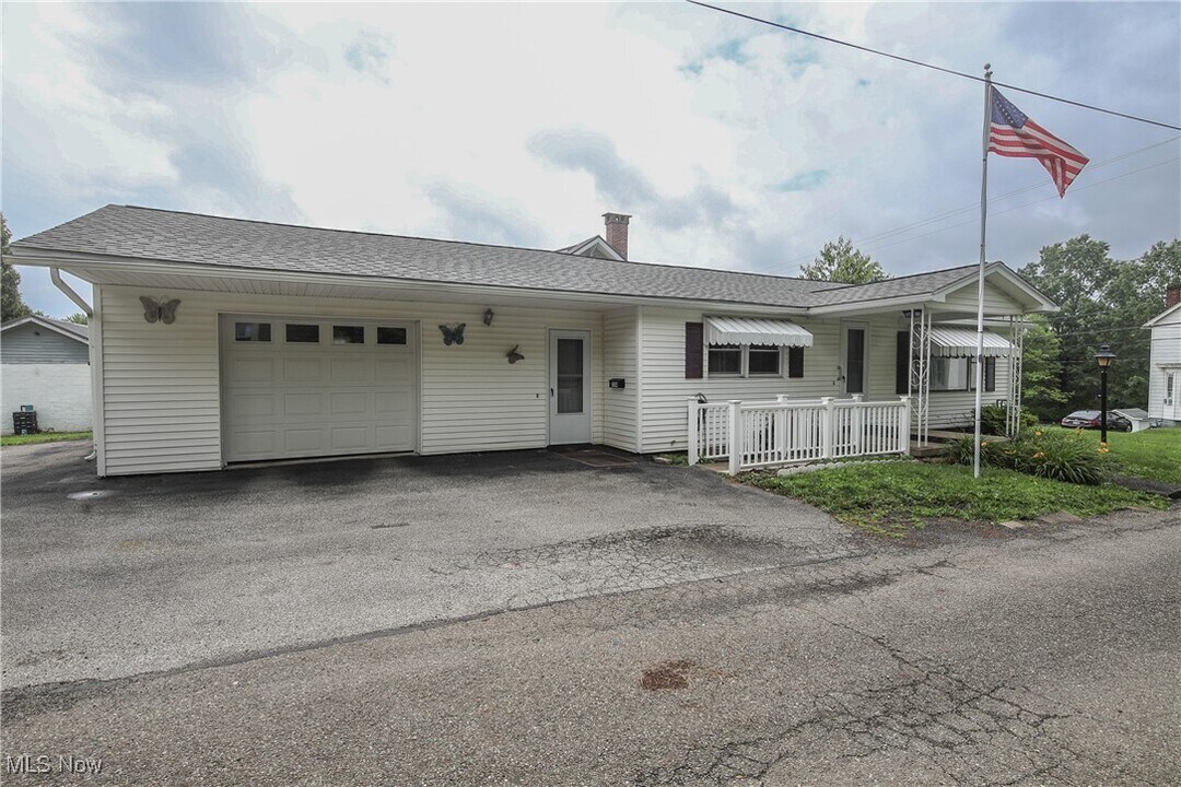 734 Bond Ave in Barnesville, OH - Building Photo