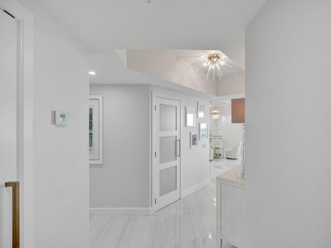 411 N New River Dr E in Fort Lauderdale, FL - Foto de edificio - Building Photo