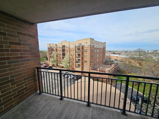 655 Perrie Dr, Unit 501 in Elk Grove Village, IL - Foto de edificio - Building Photo