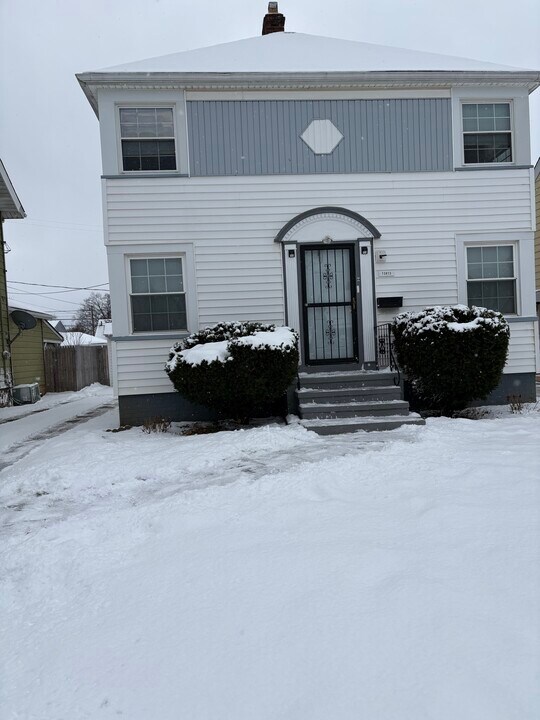 13813 Wainstead Ave in Cleveland, OH - Building Photo