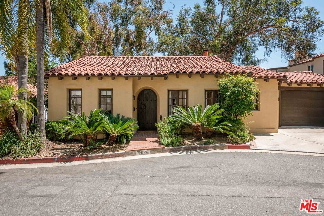 7936 Hillside Ave in Los Angeles, CA - Building Photo