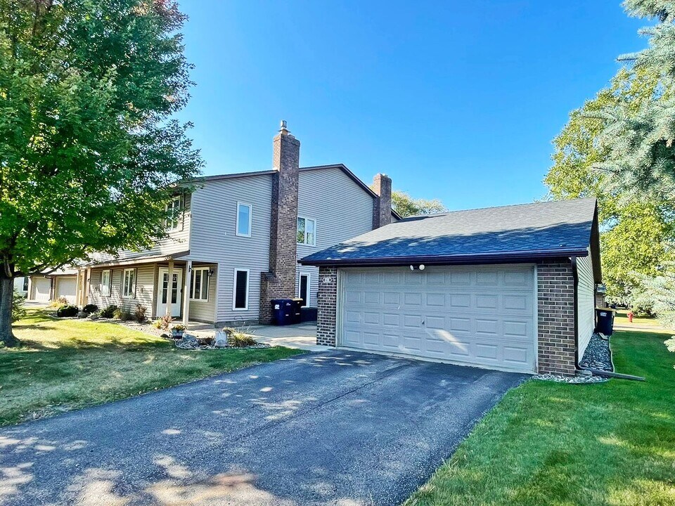 4701 Hidden Point in Eagan, MN - Building Photo