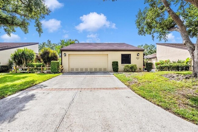 property at 3905 Glen Oaks Manor Dr