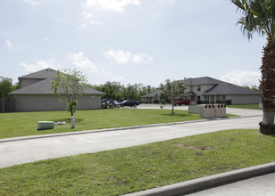 Green Isle Townhomes in Dickinson, TX - Building Photo - Building Photo