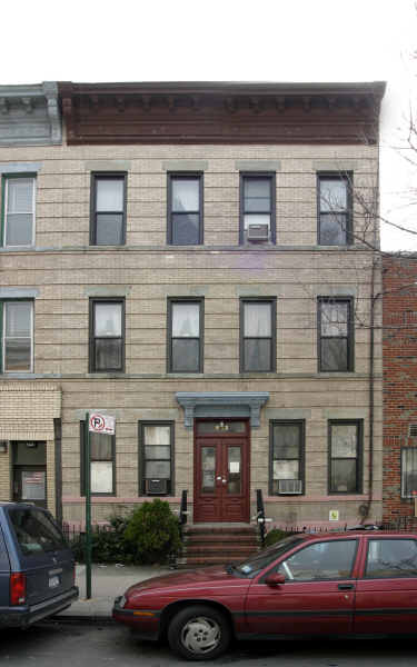 562 Onderdonk Ave in Flushing, NY - Foto de edificio