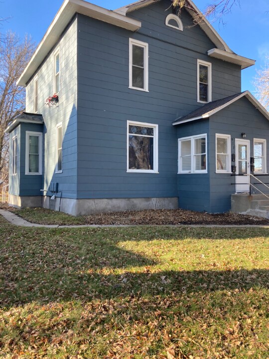 912 5th St SW in Willmar, MN - Building Photo