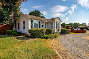 4231 S Cresthaven Rd in Dallas, TX - Building Photo