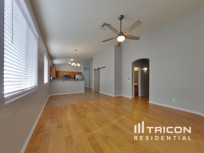 17220 W Lundberg St in Surprise, AZ - Foto de edificio - Building Photo