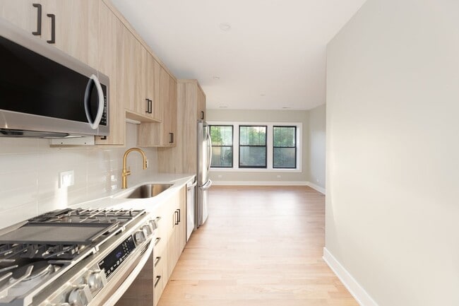 2453 W Logan Blvd, Unit 2457-3 in Chicago, IL - Building Photo - Building Photo