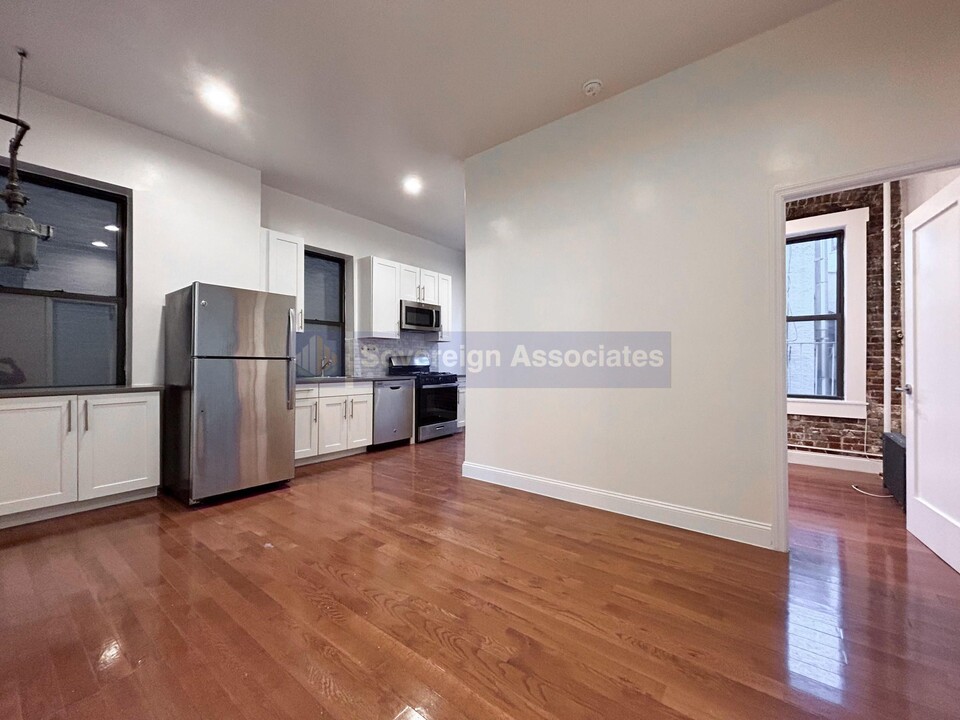 309 W 111th St in New York, NY - Building Photo