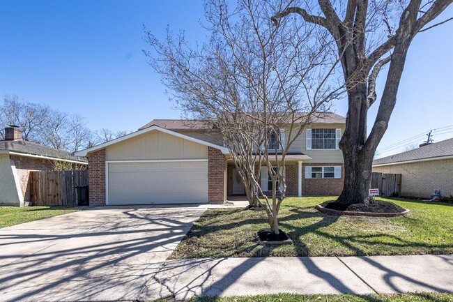 10535 Odessa Dr in Sugar Land, TX - Foto de edificio - Building Photo
