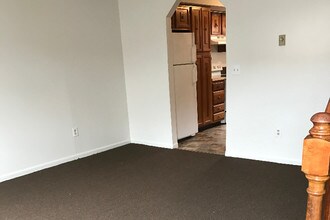 150 Mark Ln in Waterbury, CT - Foto de edificio - Building Photo