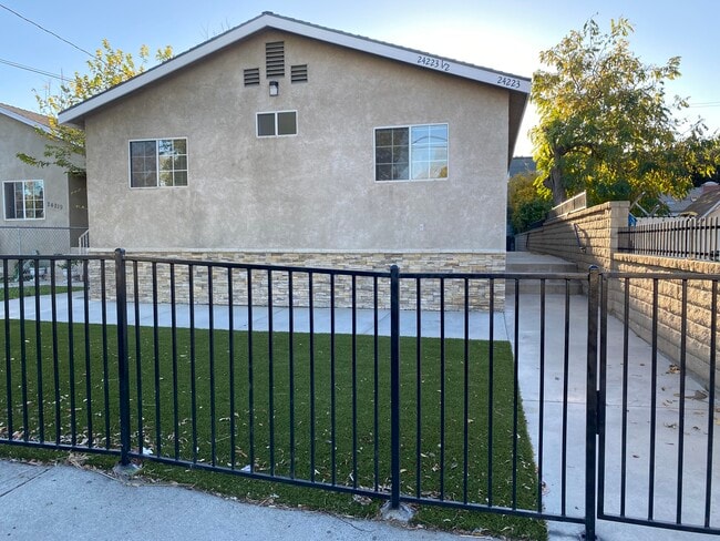 24223 Arch St, Unit One-Half in Santa Clarita, CA - Foto de edificio - Building Photo