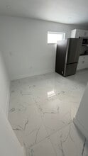560 SE 6th St in Hialeah, FL - Foto de edificio - Building Photo