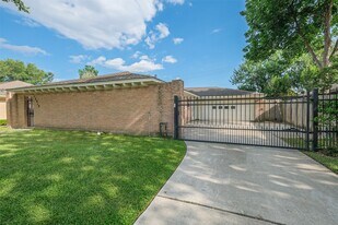 12919 Westella Dr in Houston, TX - Building Photo
