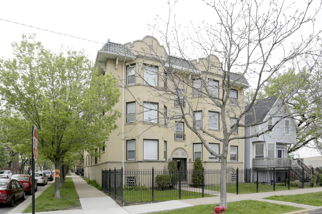 2900 N Francisco Ave in Chicago, IL - Building Photo