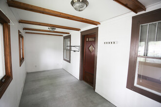 210 Cross St, Unit Upper in North Mankato, MN - Building Photo - Building Photo