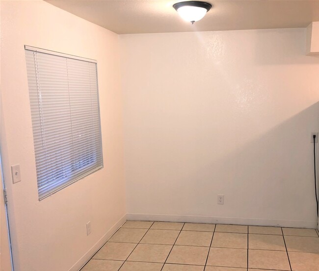 4711 Convaire Ave, Unit 2 in Las Vegas, NV - Building Photo - Building Photo