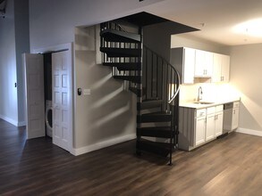 108 Adams St, Unit 221 in Leominster, MA - Building Photo - Building Photo