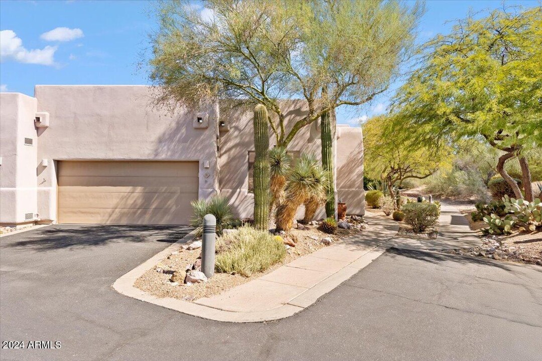 7402 Hum Rd in Carefree, AZ - Building Photo