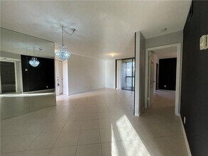 5701 Riverside Dr in Coral Springs, FL - Building Photo - Building Photo