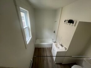 75 1/2 Kinsley St, Unit APT A in Nashua, NH - Building Photo - Building Photo