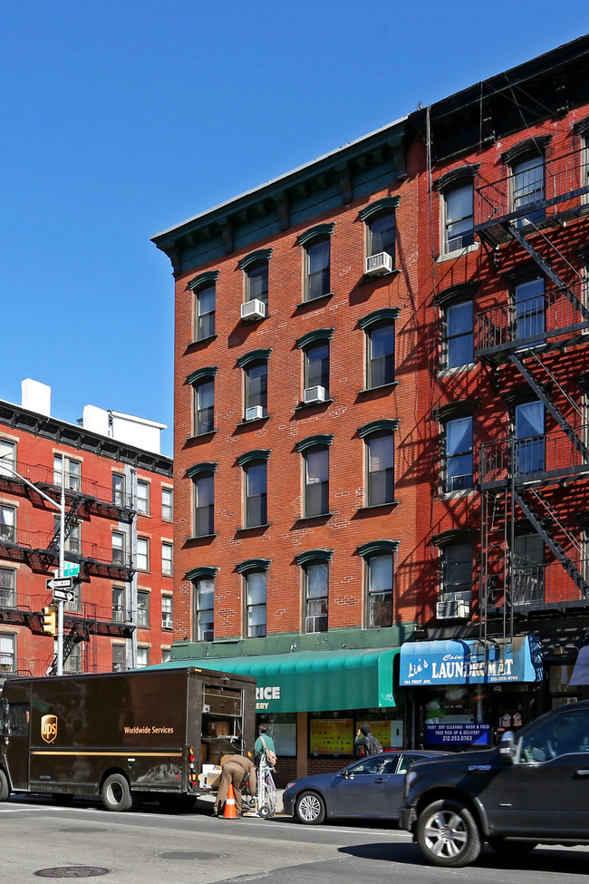 196 1st Ave in New York, NY - Foto de edificio - Building Photo