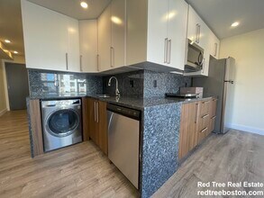 1028a Commonwealth Ave, Unit 403 in Boston, MA - Foto de edificio - Building Photo