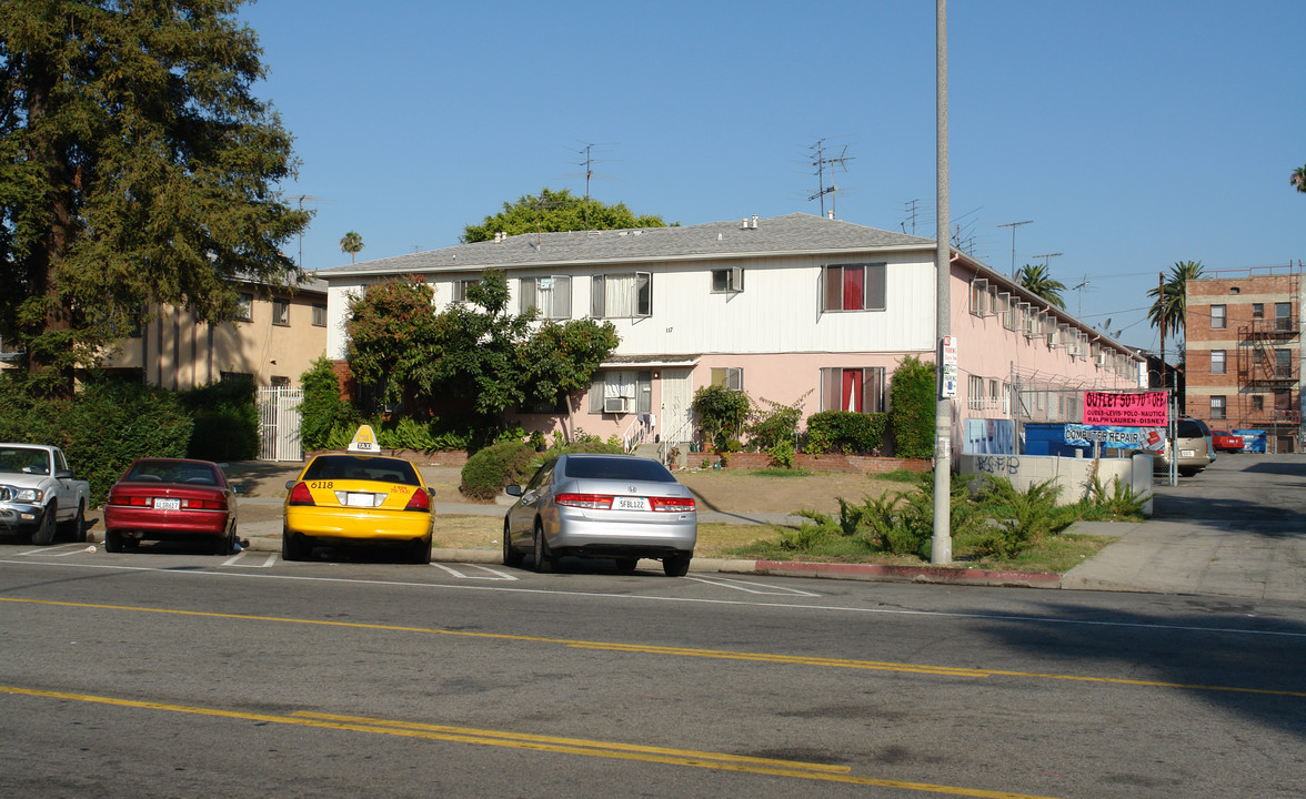 117 S La Fayette Park Pl in Los Angeles, CA - Building Photo