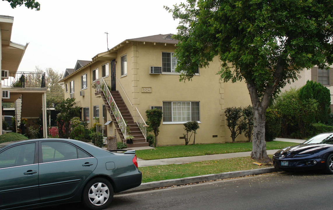 304 E Maple St in Glendale, CA - Building Photo