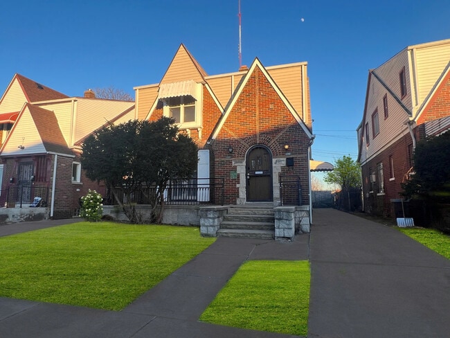 property at 13918 Roselawn St