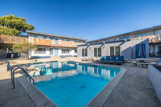 Windsor House in Manhattan Beach, CA - Building Photo - Building Photo