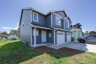 868 5th Ave in Warrenton, OR - Foto de edificio - Building Photo